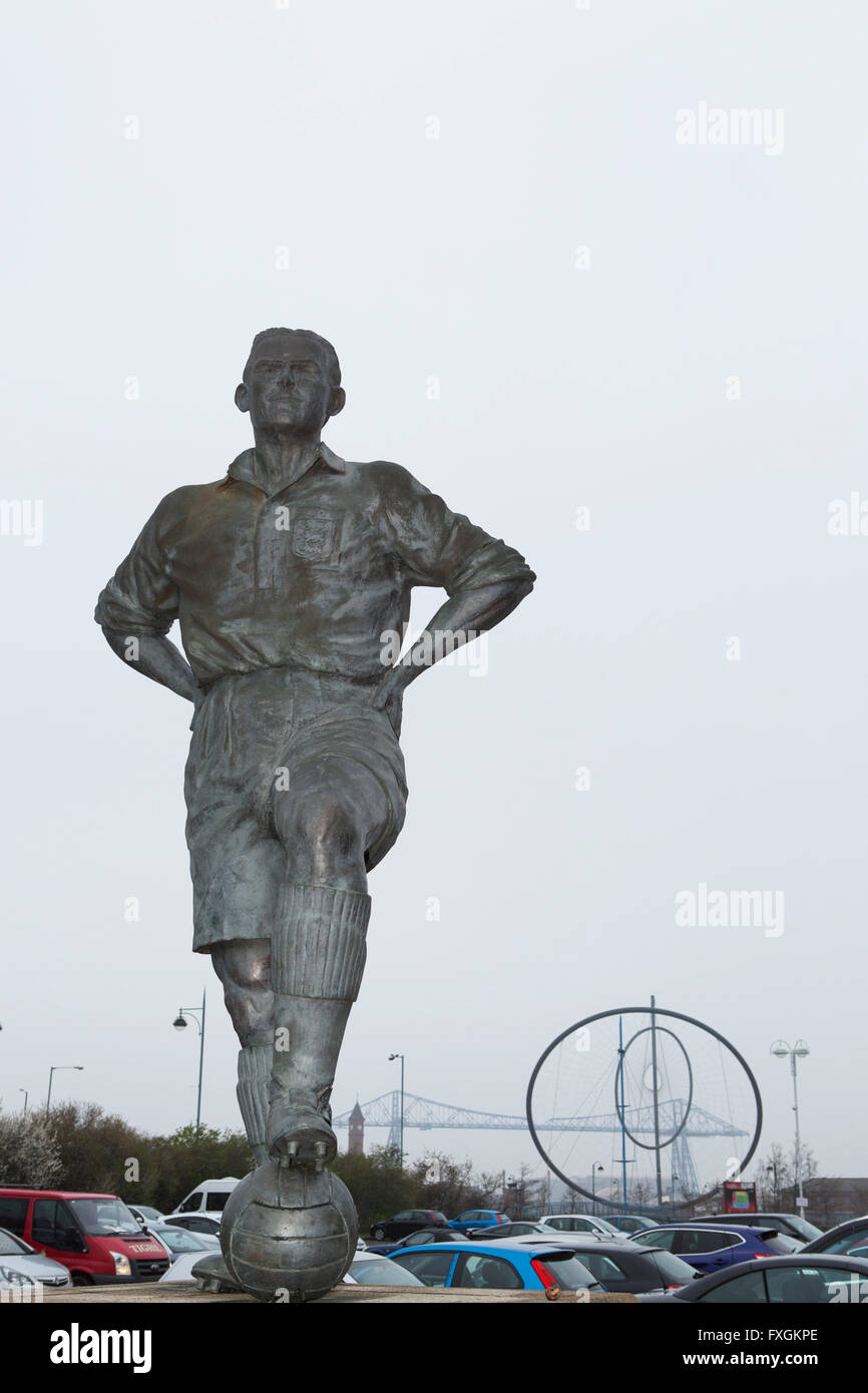 Statue de George Hardwick (1920 - 2004) à l'extérieur de la Riverside Stadium à Middlesbrough, Angleterre. Banque D'Images