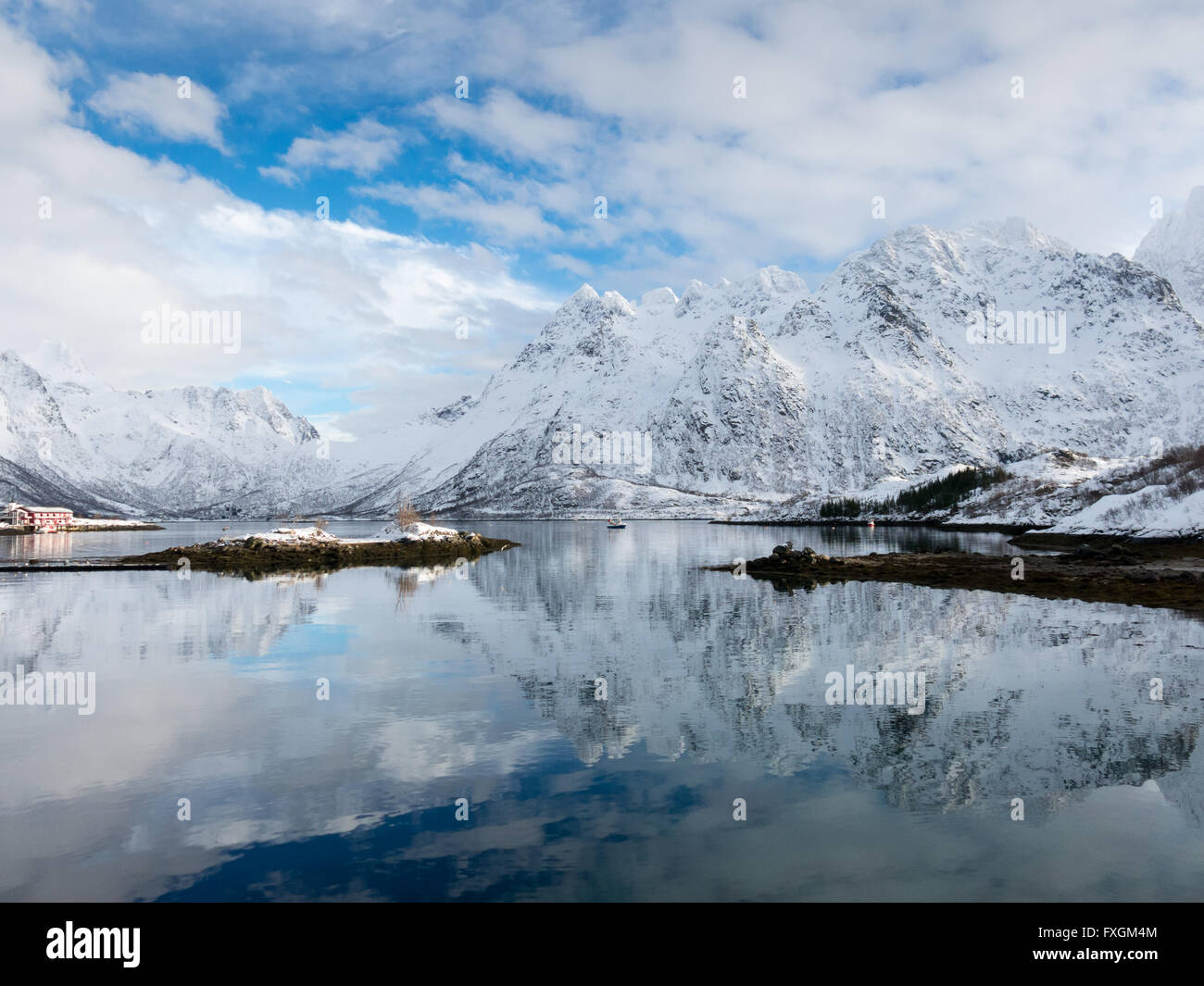 Panorama paysage hivernal de Austnesfjord près de Sildpollen en hiver sur les îles Lofoten, Norvège Banque D'Images