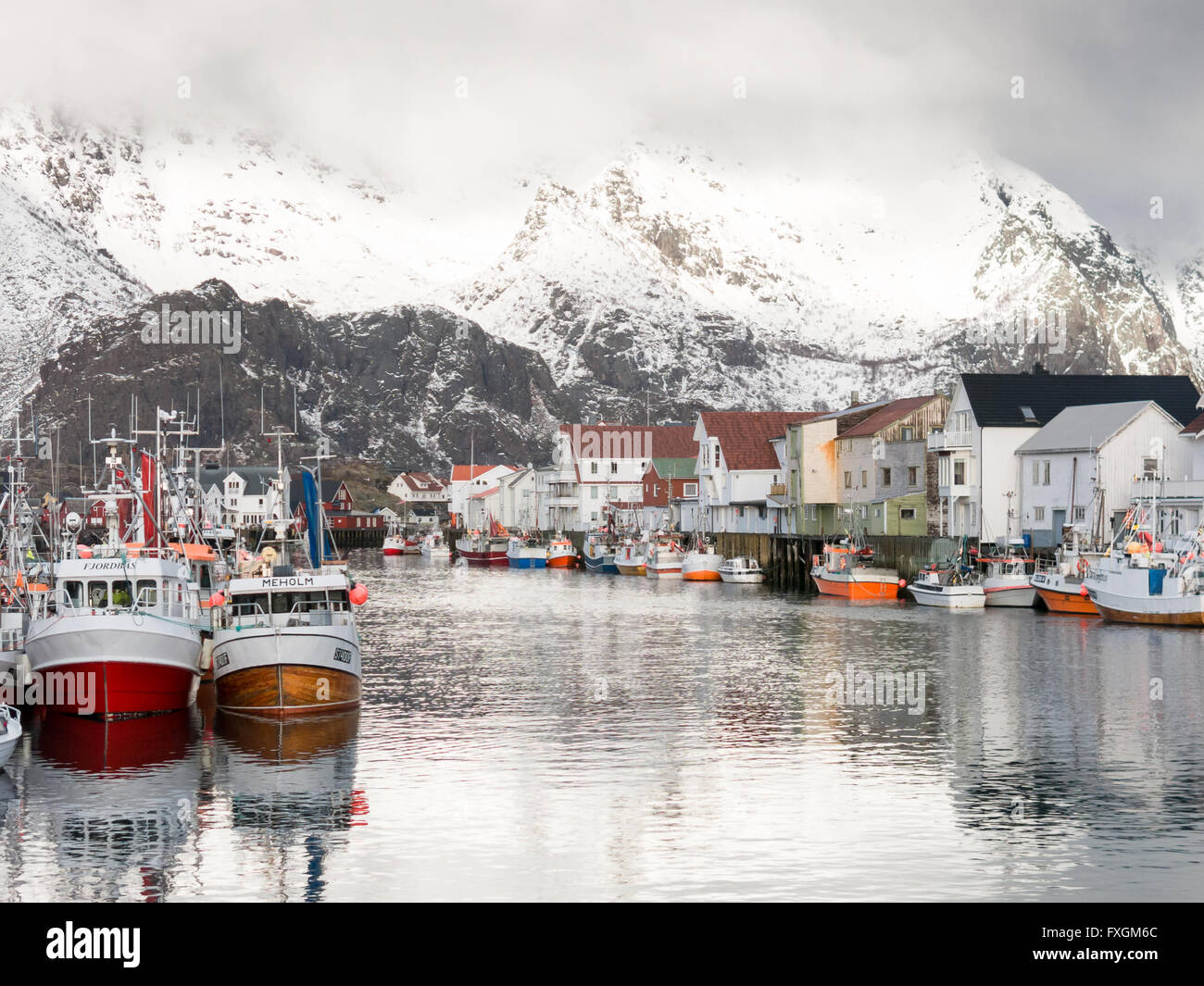 Bateaux de pêche au port de Henningsvær sur Austvagoy, îles Lofoten, Norvège Banque D'Images