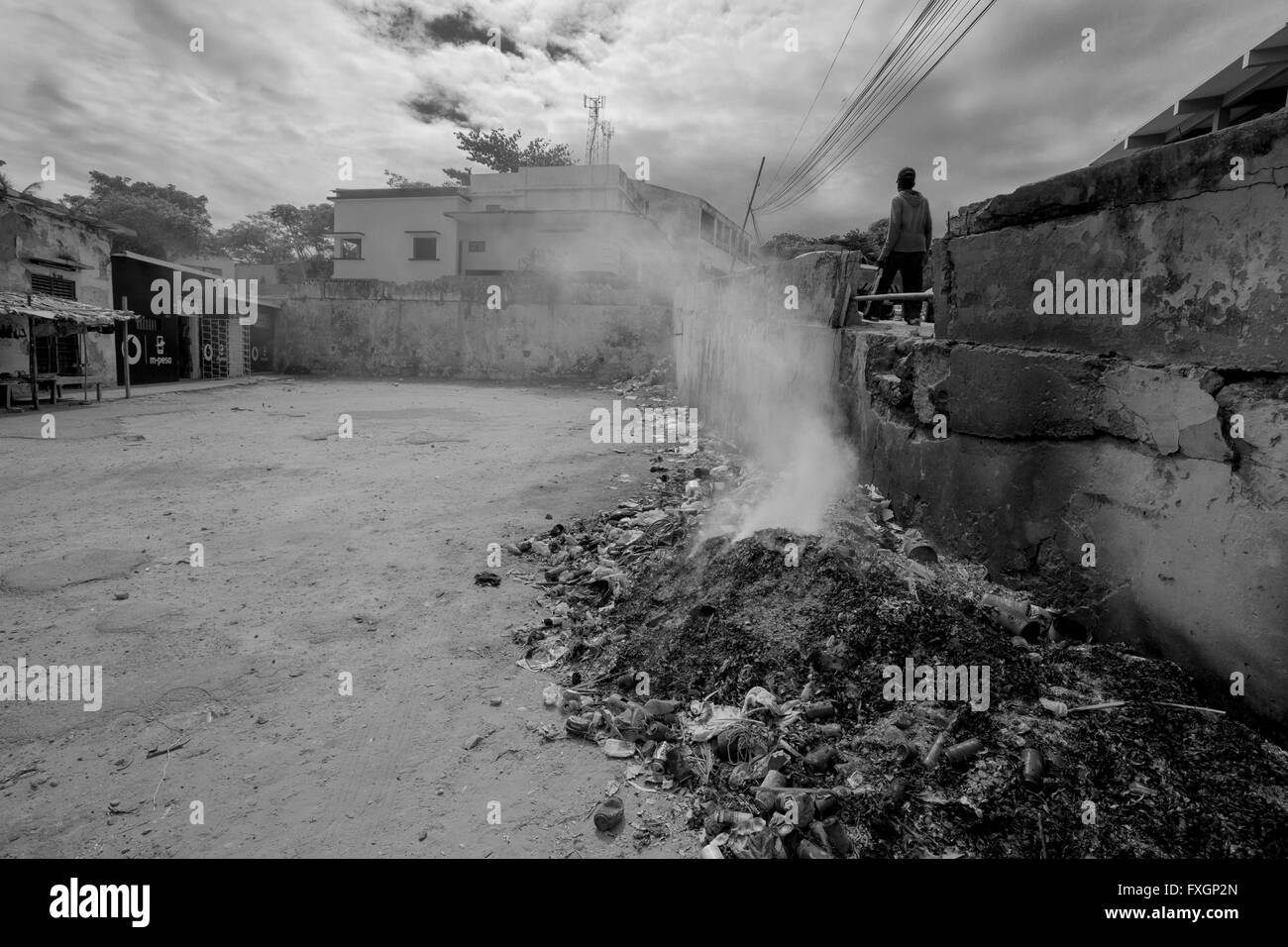 Au Mozambique, le feu dans la rue, brûlant junk, noir et blanc. Banque D'Images