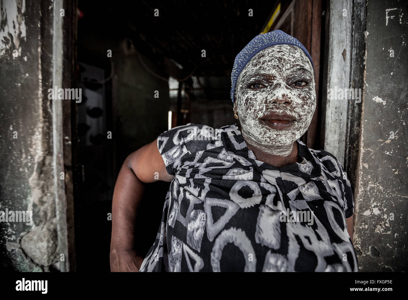 Au Mozambique, un portrait d'une femme avec un visage blanc de couleur. Banque D'Images