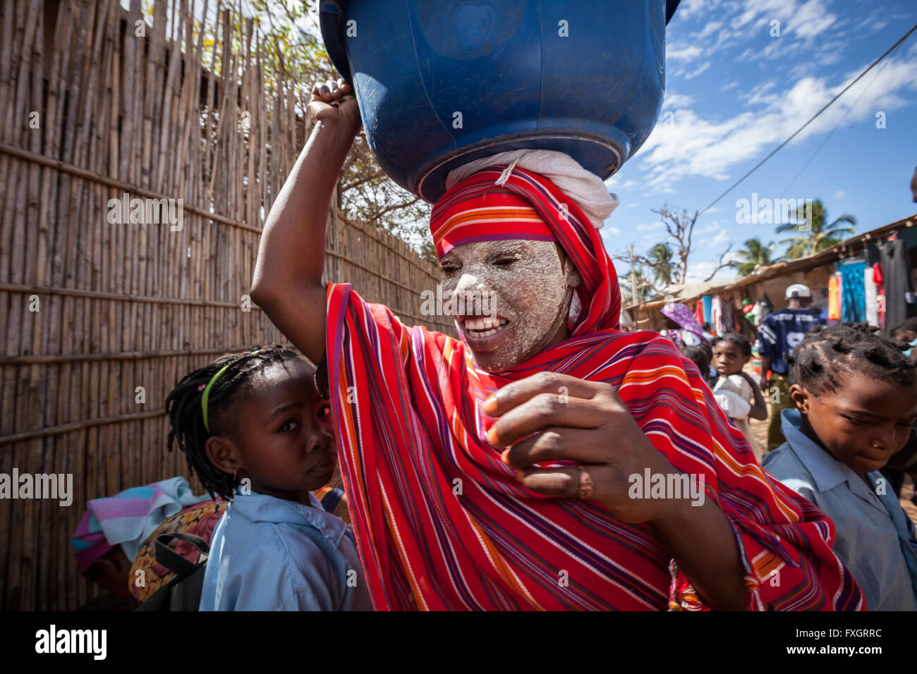 Au Mozambique, une femme avec un visage blanc de couleur couleur, voile et godet sur sa tête. Banque D'Images