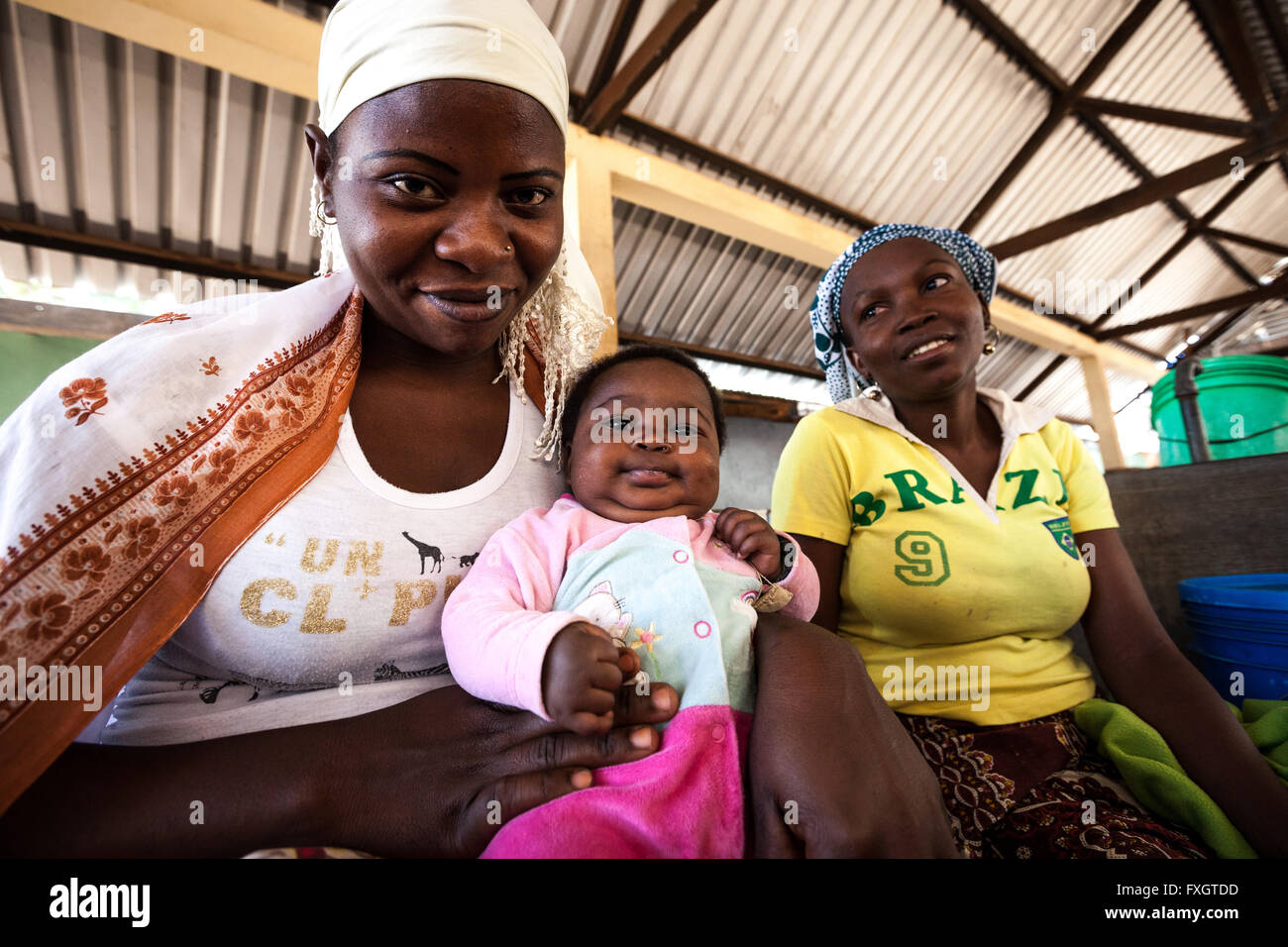 Le Mozambique, Afrique du Sud,le portrait d'une famille, de la mère, petite fille et grand-mère. Banque D'Images