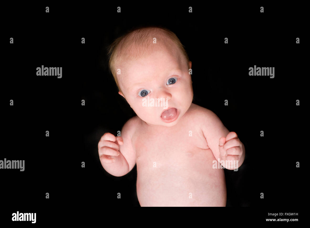 Recolte D Un Bebe Nouveau Ne Garcon Couche Sur Son Dos Et Sortant Sa Langue A La Camera Sur Un Fond Noir Photo Stock Alamy Recolte D Un Bebe Nouveau Ne Garcon Couche Sur Son Dos Et Sortant Sa Langue A La Camera Sur Un Fond Noir Photo Stock Alamy