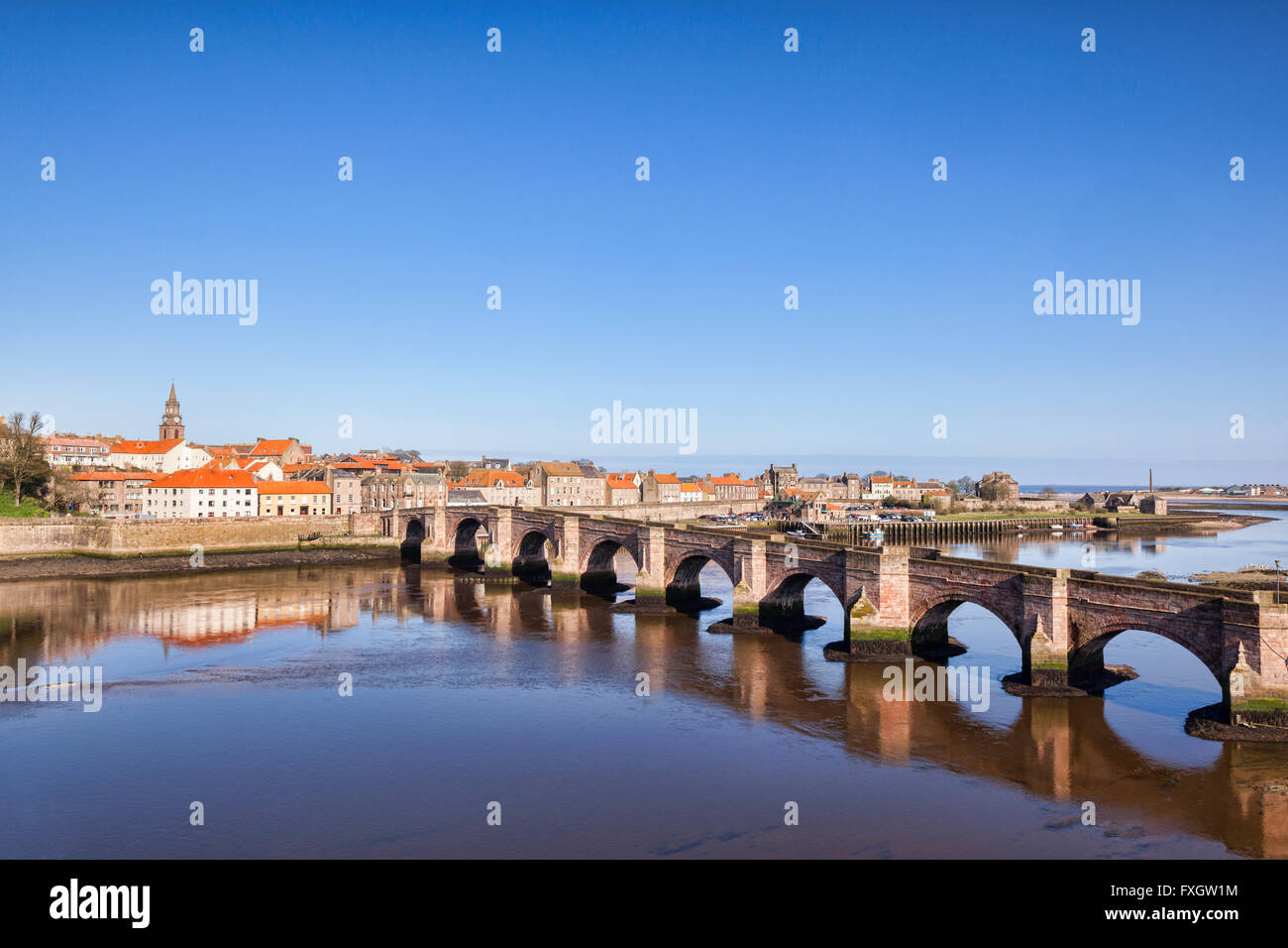 Berwick Vieux Pont, la rivière Tweed et de la ville de Berwick-upon-Tweed, Northumberland, England, UK Banque D'Images