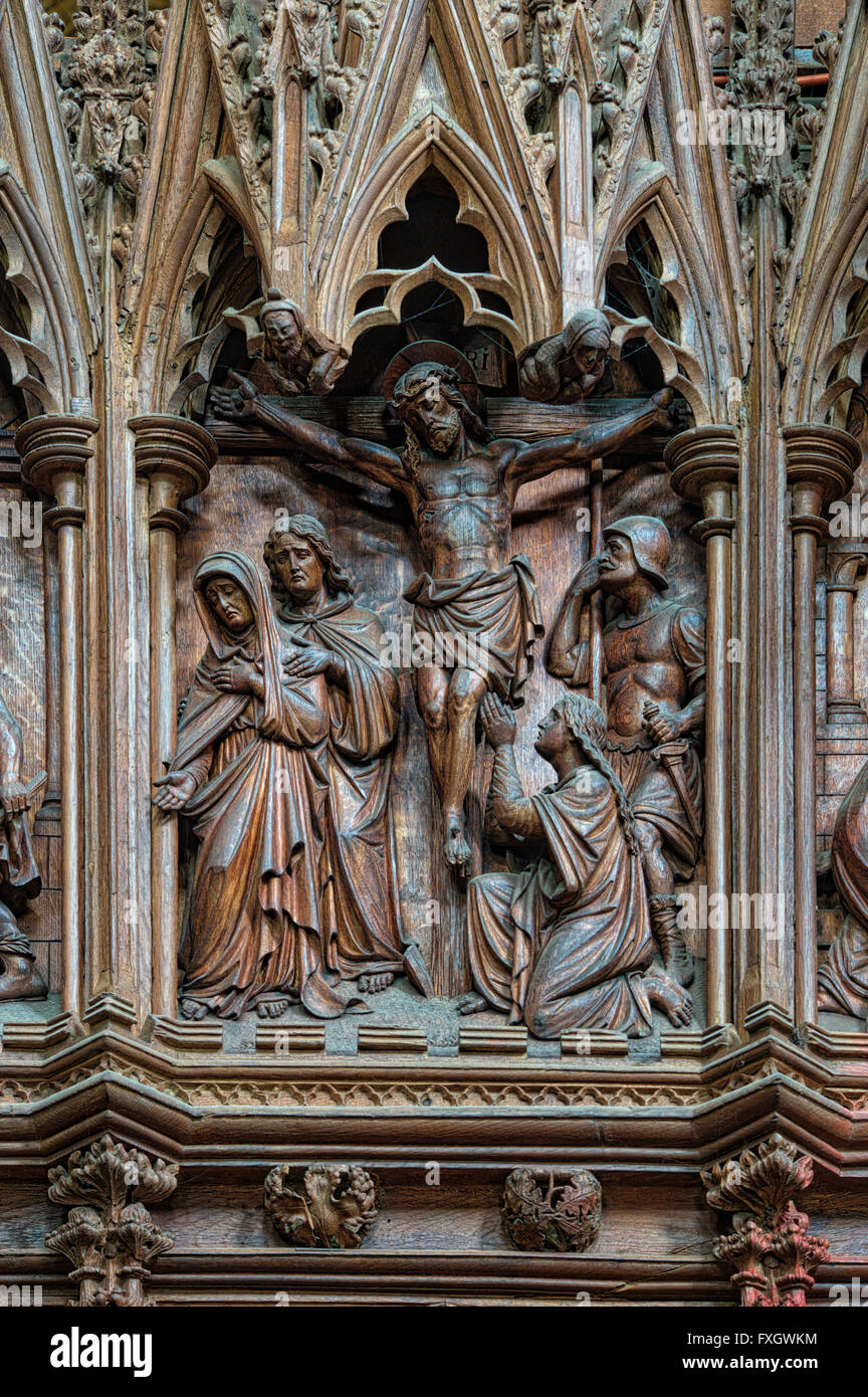 Cathédrale d'Ely en bois 19e siècle crucifixion découpage sur l'auvent en choeur. Ely, Cambridgeshire, Angleterre Banque D'Images