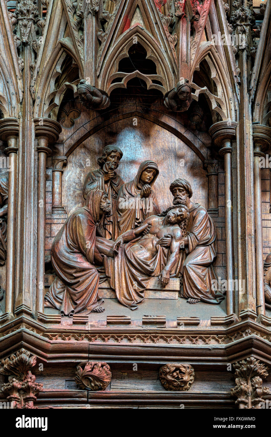 Cathédrale d'Ely en bois du xixe siècle, la mort de Jésus sur la verrière de sculpture en choeur. Ely, Cambridgeshire, Angleterre Banque D'Images