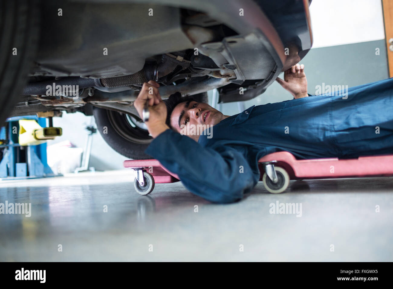 Mechanic repairing a car Banque D'Images