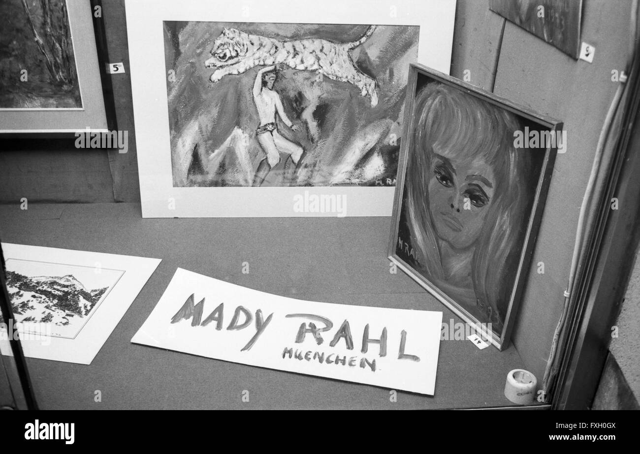 Zuhause bei der deutschen Schauspielerin Mady Rahl, Deutschland 1970 er Jahre. À la maison de l'actrice allemande Mady Rahl, l'Allemagne des années 1970. 24x36 swNeg458 Banque D'Images