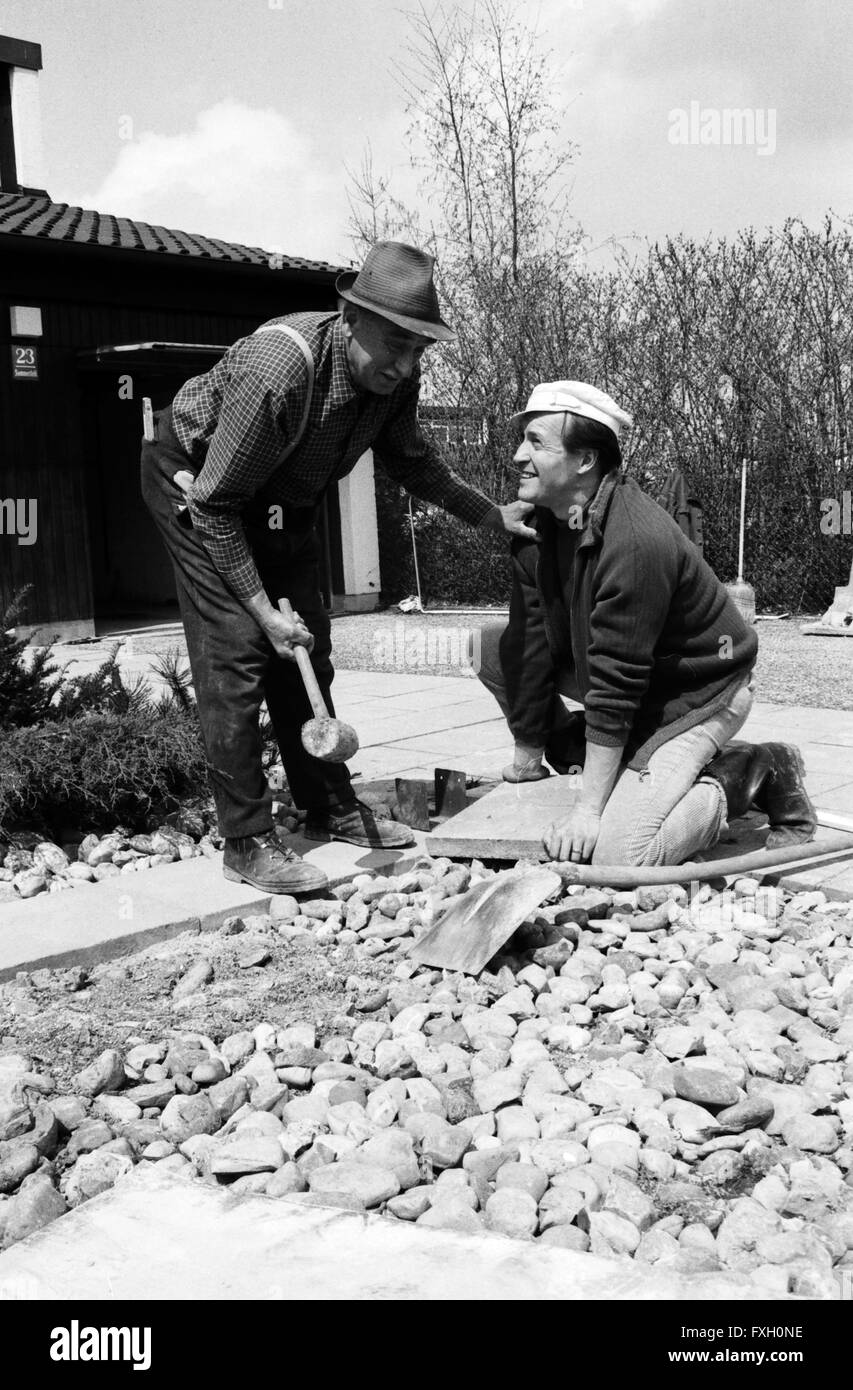 Modérateur der Ernst Stankovski bei der Gartenarbeit mit einem Freund, Deutschland 1970 er Jahre. Présentateur de télévision et acteur autrichien Ernst Stankovski faire certains jardinage avec un ami, l'Allemagne des années 1970. 24x36 swNeg468 Banque D'Images