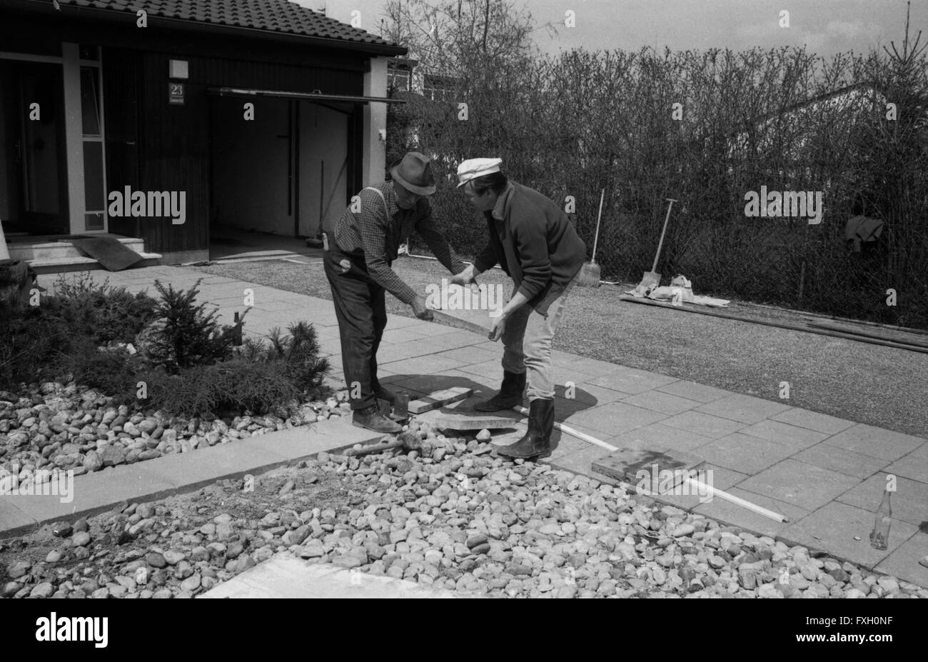 Modérateur der Ernst Stankovski bei der Gartenarbeit mit einem Freund, Deutschland 1970 er Jahre. Présentateur de télévision et acteur autrichien Ernst Stankovski faire certains jardinage avec un ami, l'Allemagne des années 1970. 24x36 swNeg468 Banque D'Images