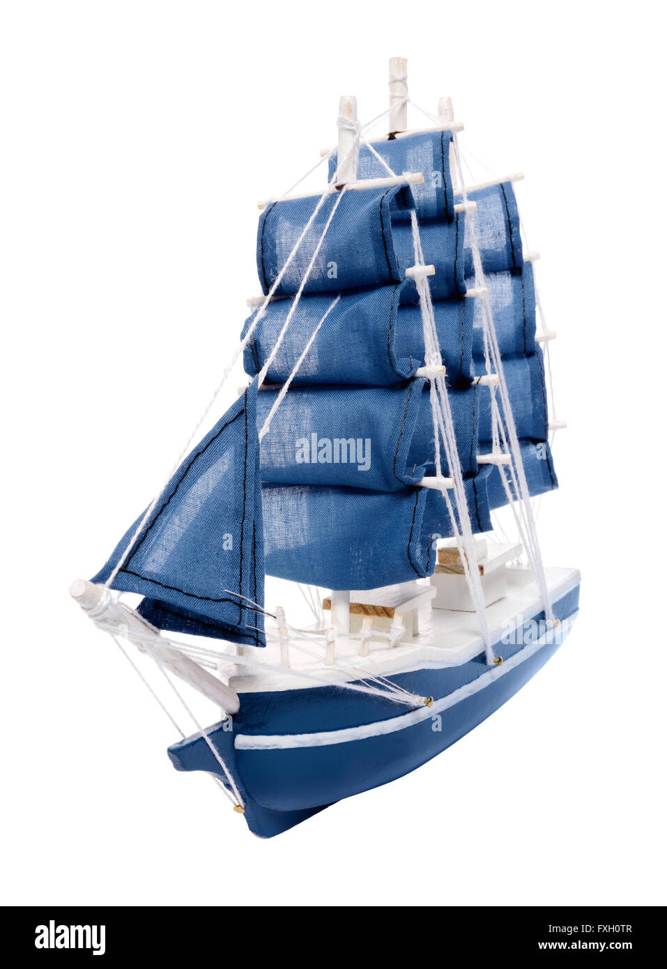 Objets isolés : bleu voilier avec voiles bleu, modèle à l'échelle générique, sur fond blanc Banque D'Images