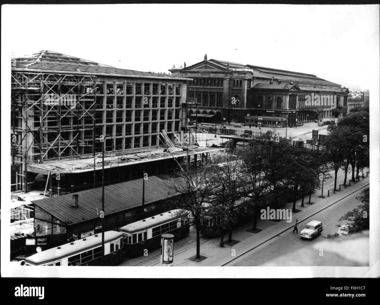 Der neue und der alte Wiener Südbahnhof. Banque D'Images