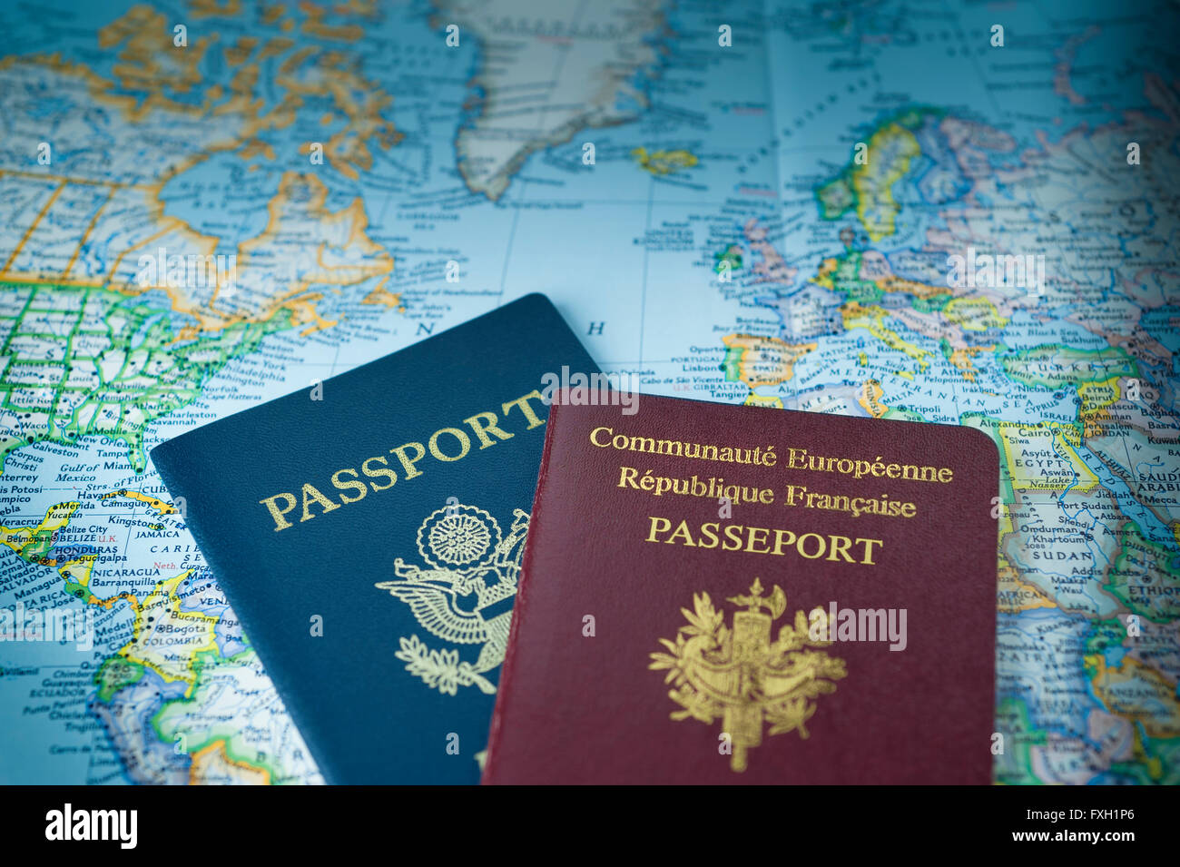Deux passeports prêts à voyager dans le monde Banque D'Images