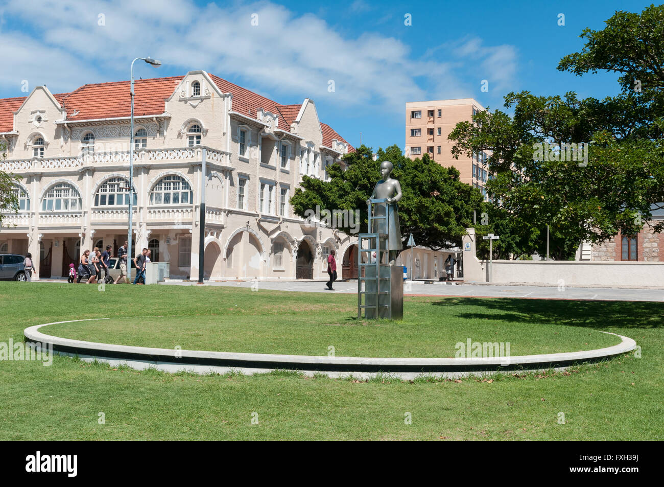 PORT ELIZABETH, AFRIQUE DU SUD - Le 27 février 2016 : une scène de rue avec une sculpture sans titre d'une femme sur la route de l'Art 67 Banque D'Images