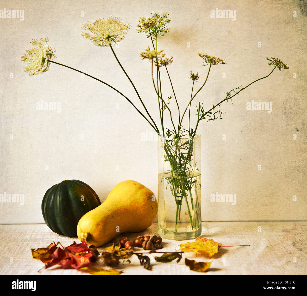 La vie toujours avec squash et vase avec fleurs des champs Banque D'Images