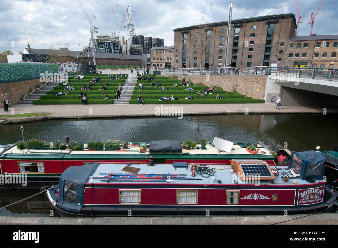 Londres. Kings Cross. Avec le Canal Central St Martin's Art School de l'arrière-plan et les gens assis sur les terrasses. Banque D'Images