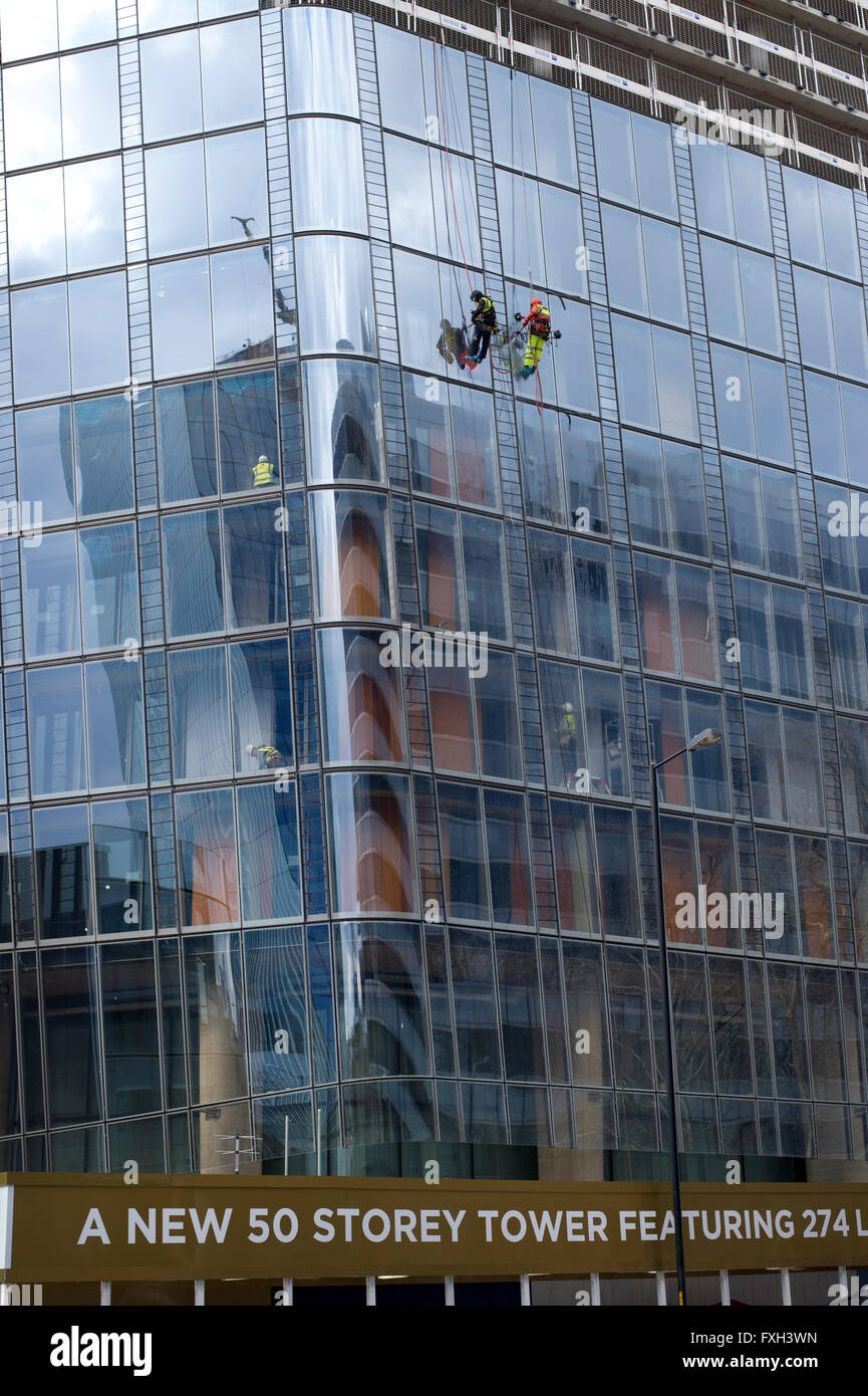 Londres. Un Blackfriars. Nouvelle construction.Men nettoyage windows en suspension dans l'air. Banque D'Images
