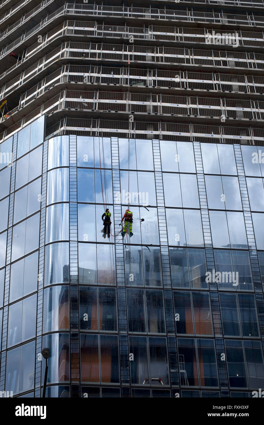 Londres. Un Blackfriars. Nouvelle construction. Nettoyage des fenêtres. Banque D'Images