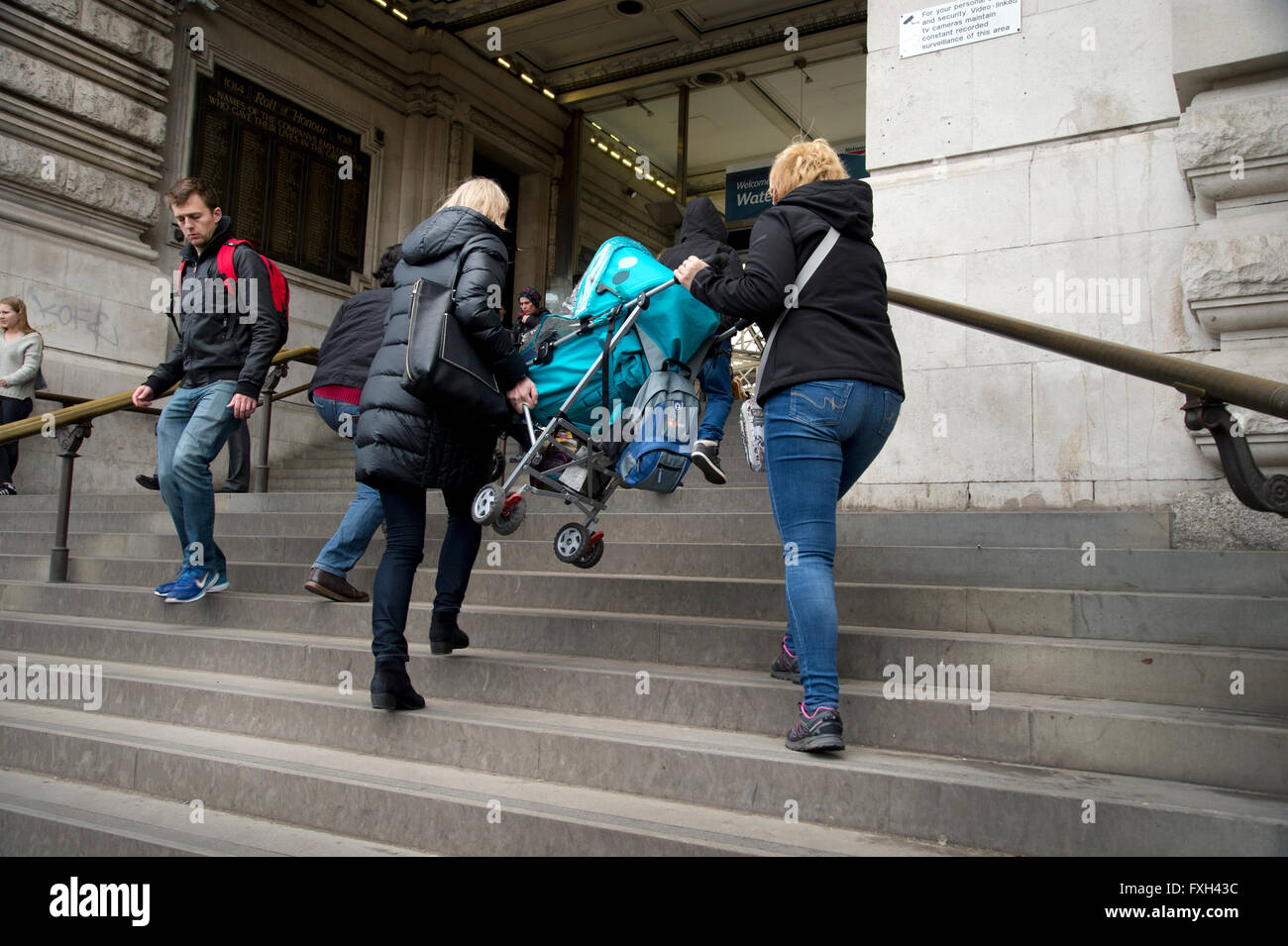 Londres. Waterloo. Deux femmes portent une poussette monter les marches de  la gare Photo Stock - Alamy