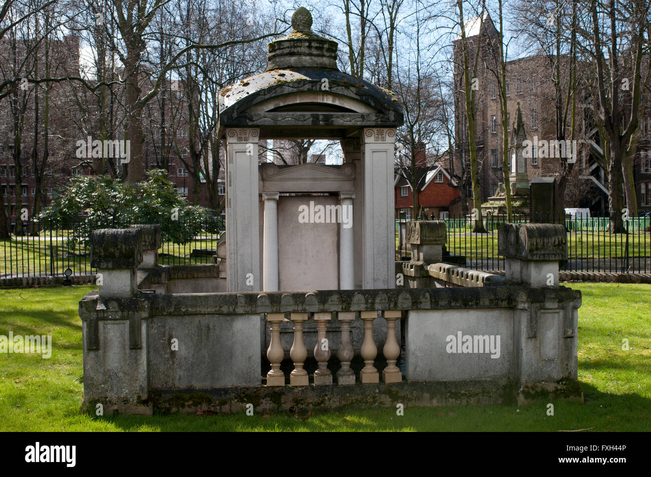 St Pancras Old Church. Sir John Soane's family tombeau, construit pour sa femme, Eliza, et une inspiration pour le phone box Banque D'Images