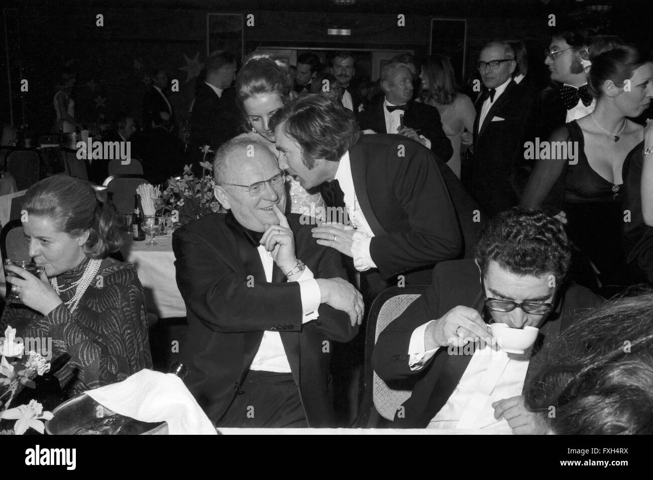 Acteurs et Actrices Gert Fröbe Der Deutsche beim Deutschen Filmball en 1974 München, Deutschland 1970 er Jahre. L'acteur allemand Gert Froebe au Deutscher Filmball 1974 à Munich, Allemagne des années 1970. 24x36 swNegVFBH47 Banque D'Images