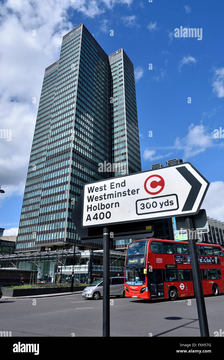 Direction du trafic signe avec congestion charge symbole, bus et EustonTower en arrière-plan, Euston Road, Londres, Angleterre, B Banque D'Images
