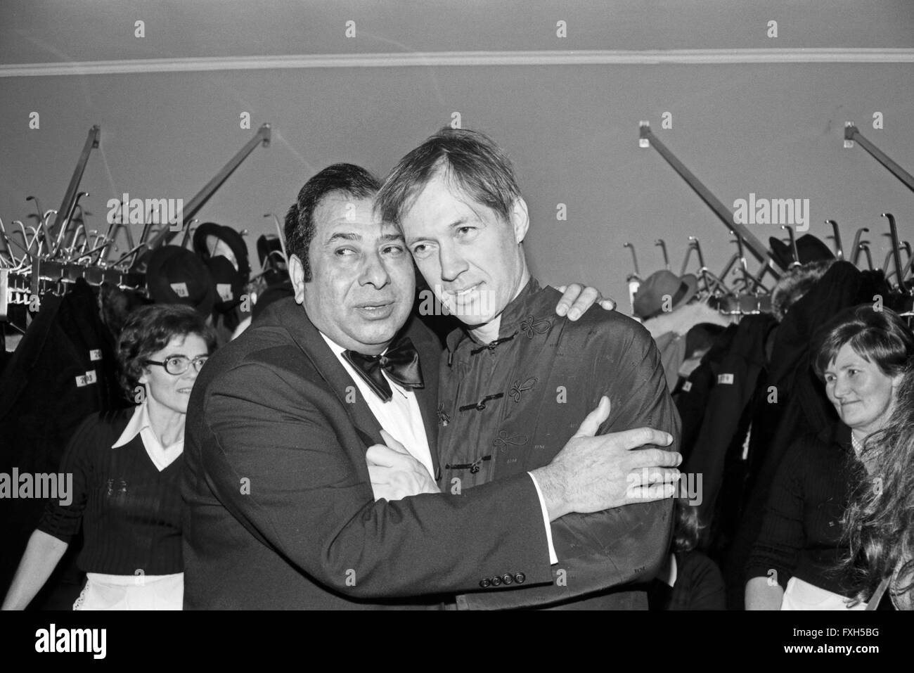 Der amerikanische Acteurs et Actrices David Carradine beim Deutschen Filmball am 16.01.1976 in München, Deutschland 1970 er Jahre. L'acteur américain David Carradine au Deutscher Filmball le 16 janvier 1976 à Munich, Allemagne des années 1970. 24x36 swNegV113 Banque D'Images