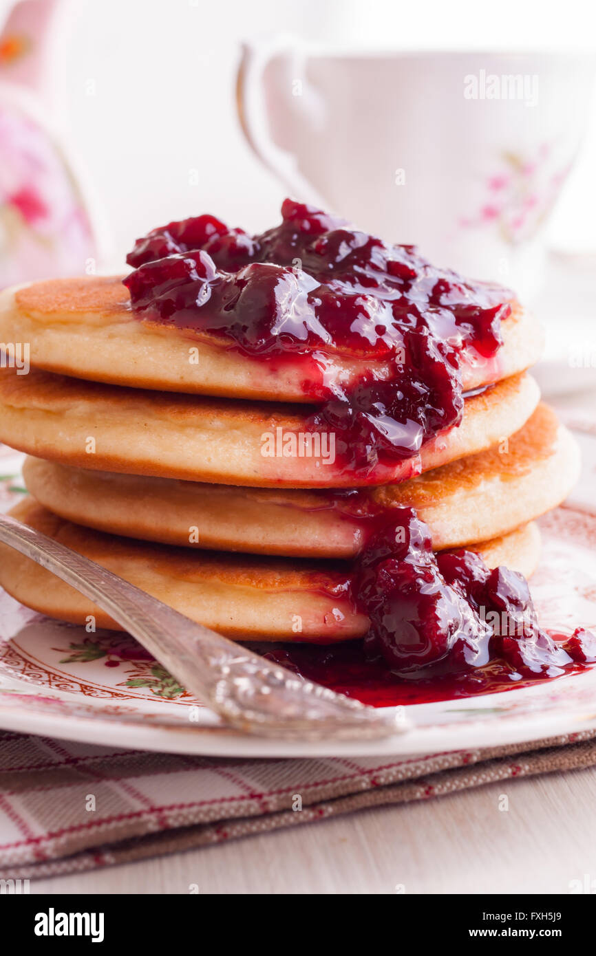 Crêpes au babeurre arrosé d'une compote de cerises griottes chaudes Banque D'Images