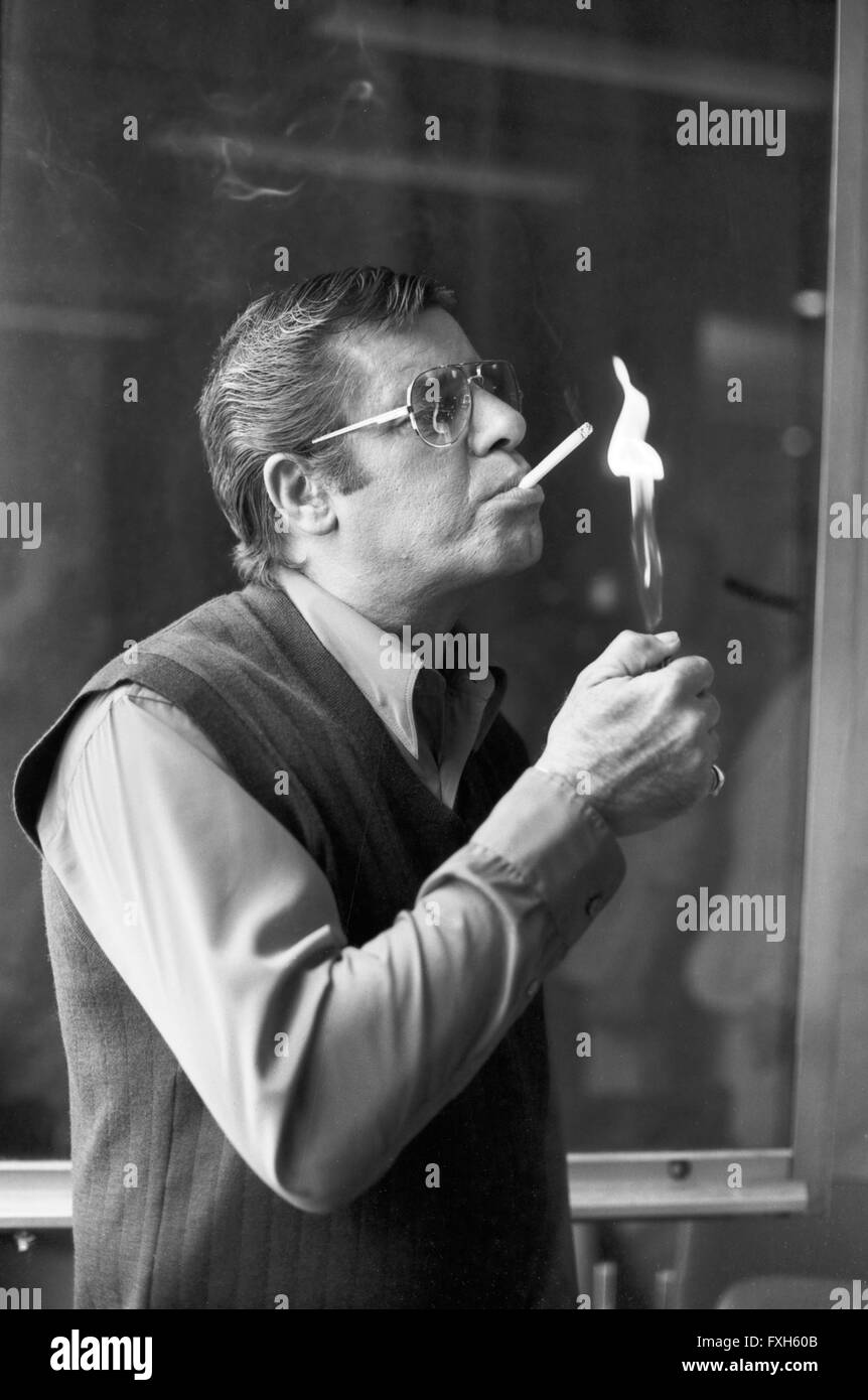 Acteurs et Actrices und der amerikanische Jerry Lewis Komiker zündet sich eine Zigarette un, Deutschland 1980 er Jahre. Acteur et comédien Jerry Lewis allumer une cigarette, de l'Allemagne des années 1980. 24x36 swNegV159 Banque D'Images