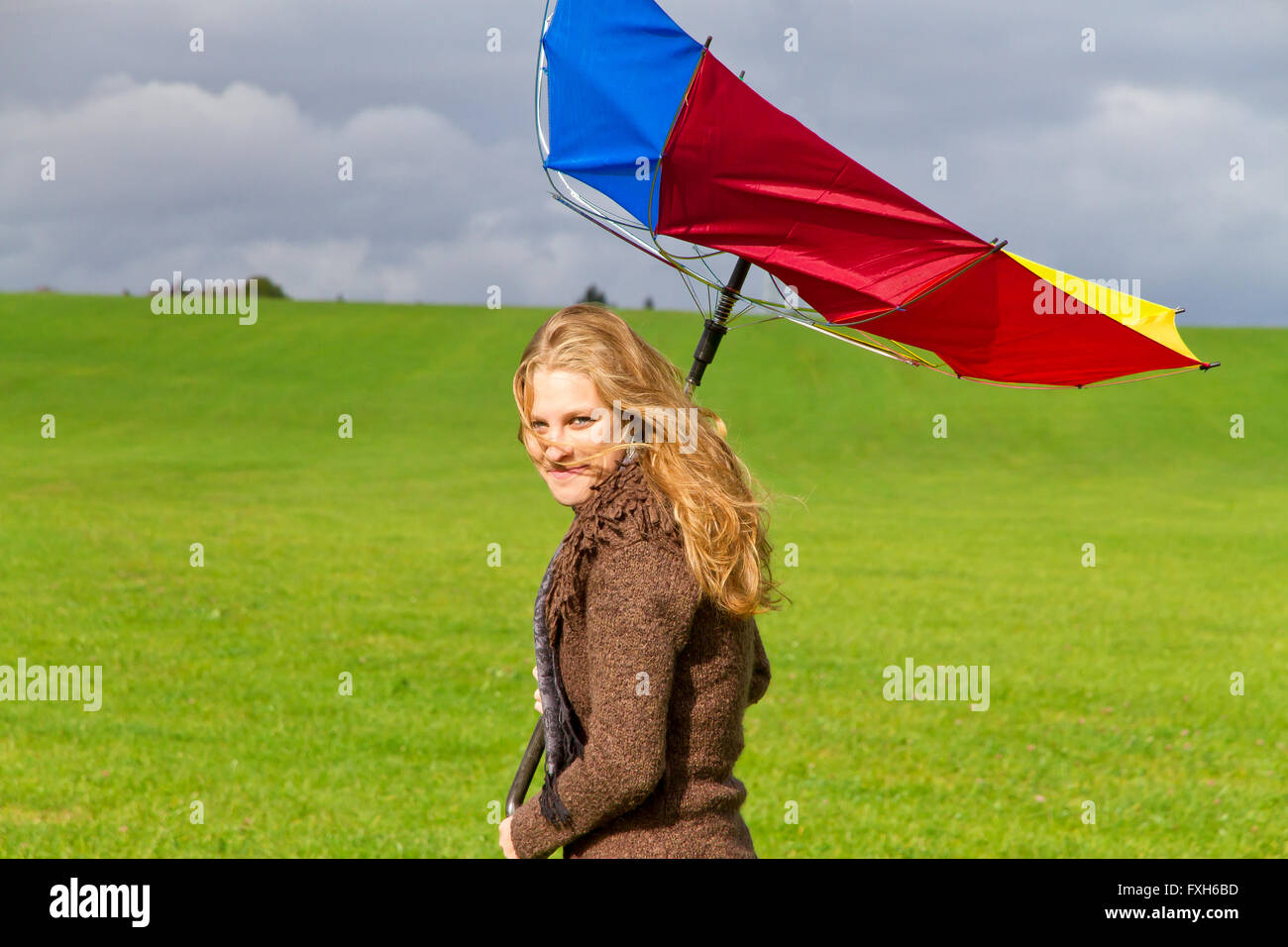 Une Femme Avec Un Parapluie Coloré Se Bat Contre Une Tempête. Banque  D'Images et Photos Libres De Droits. Image 39545806