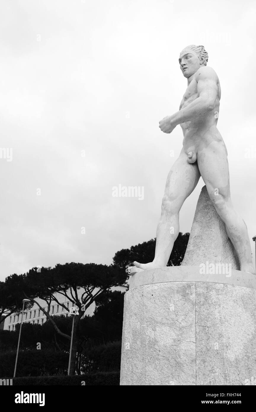Statue de l'athlète dans le Stadio dei Marmi. Stade des billes d'un complexe sportif au Foro Italico à Rome, Italie Banque D'Images