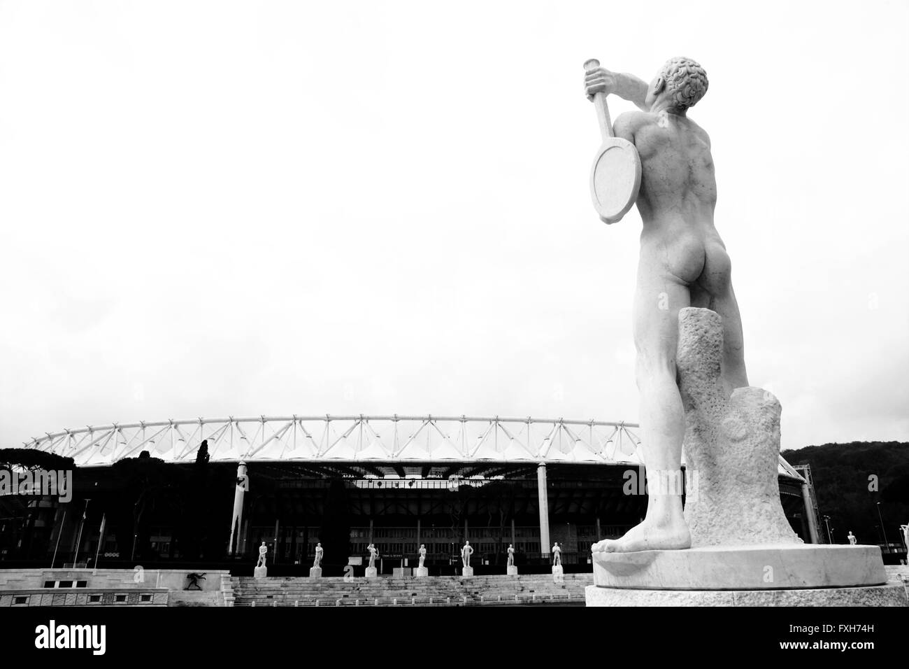 Statue de l'athlète dans le Stadio dei Marmi. Stade des billes d'un complexe sportif au Foro Italico à Rome, Italie Banque D'Images