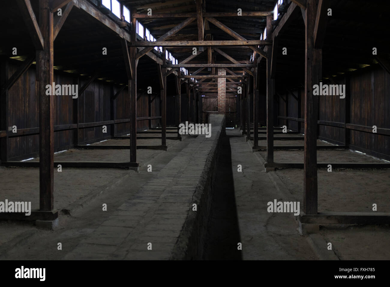 Intérieur de cabane au camp de concentration d'Auschwitz II Birkenau (Brzezinka), près de Cracovie, Pologne. Banque D'Images