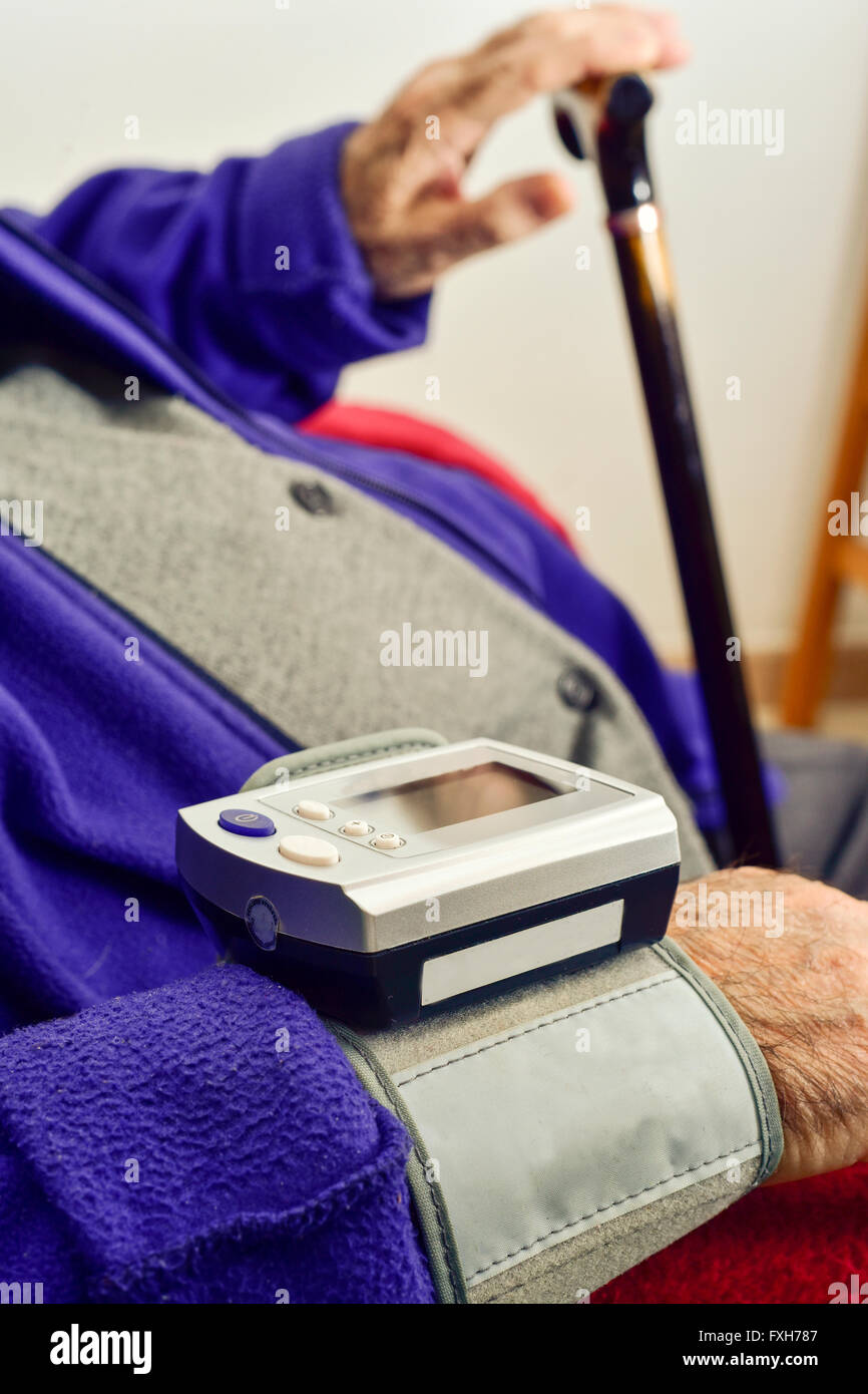 Tensiomètre électronique Bras Modèle 08A – 4 Brassards Inclus, Portable Avec Port USB, Neuf En Boîte