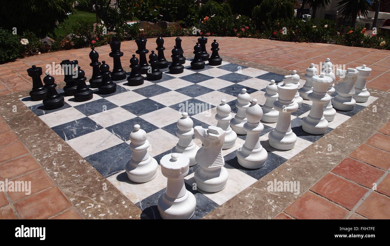 Un conseil d'échecs en plein air sous le soleil de Tenerife Banque D'Images