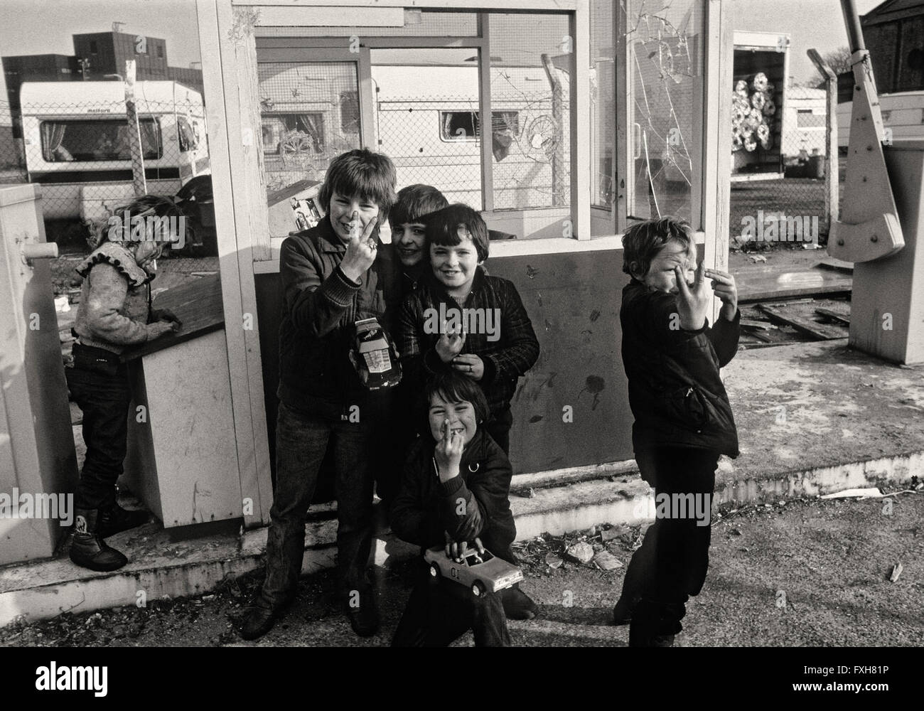 Les enfants tsiganes près de leur camp à Battersea, dans le sud de Londres en 1983 Banque D'Images