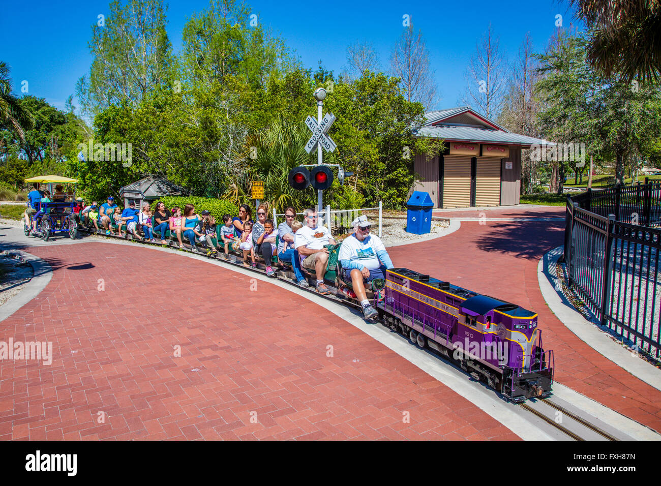 Mini train dans les lacs du parc régional dans le comté de Lee sur la côte du Golfe à Fort Myers en Floride Banque D'Images