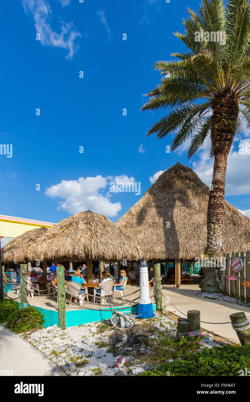 Toit de chaume Stump Pass tropical Grill & Bar Tiki sur Lemon Bay sur la côte du golfe d'Englewood Floride Banque D'Images