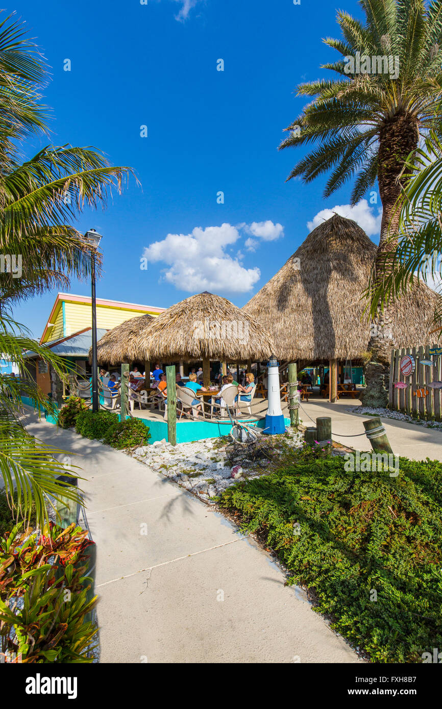 Toit de chaume Stump Pass tropical Grill & Bar Tiki sur Lemon Bay sur la côte du golfe d'Englewood Floride Banque D'Images