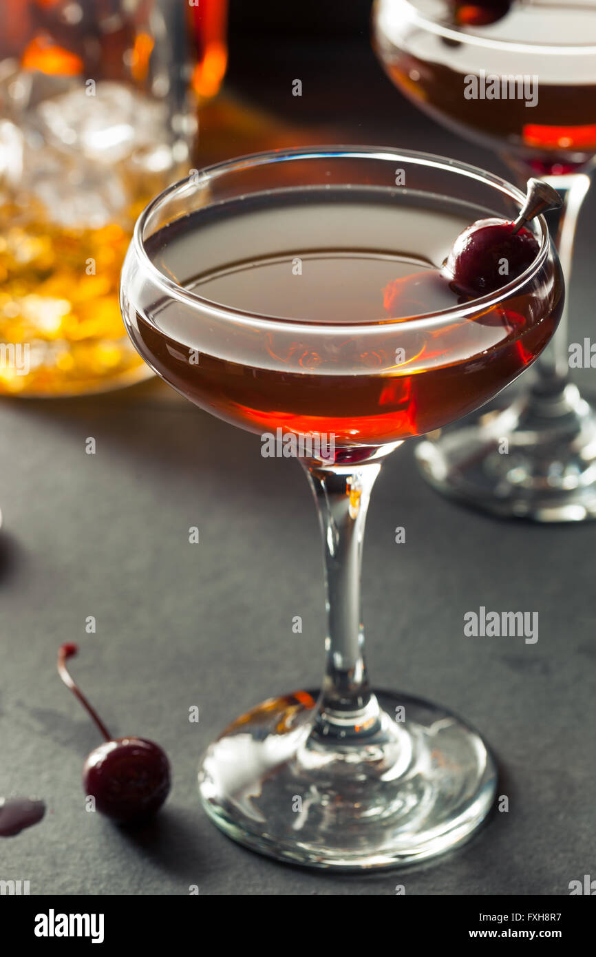 Le Seigle maison Bourbon Manhattan, avec une garniture de cerises Banque D'Images