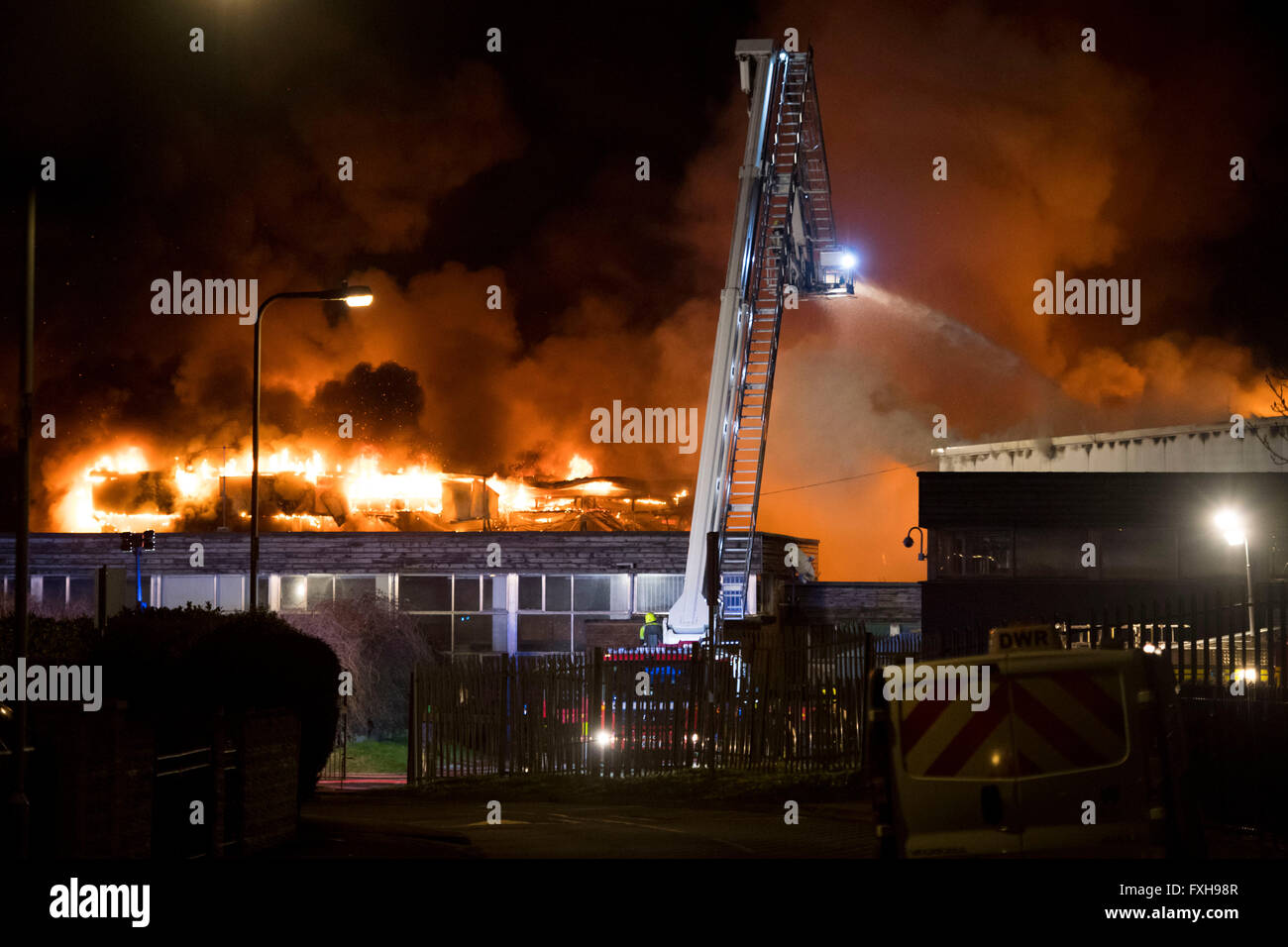 Les pompiers s'attaquer à un feu faisant rage à Glyn Derw High School de Cardiff. Les pompiers l'incendie a été revendiqué l'incendie criminel. Banque D'Images