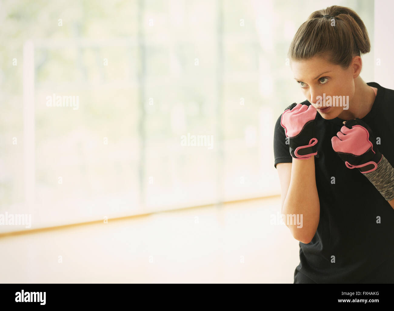 L'accent femme shadow boxing gym en studio Banque D'Images
