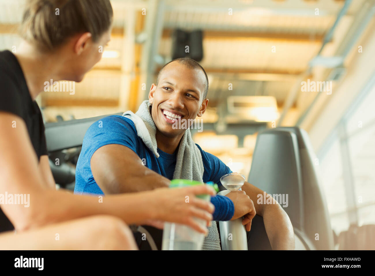 Smiling man and woman talking at gym Banque D'Images