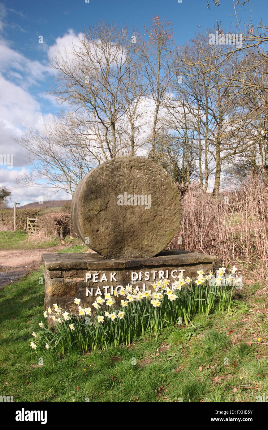 Un boulet la borne frontière dans le parc national de Peak District, Derbyshire, Angleterre, Royaume-Uni Banque D'Images