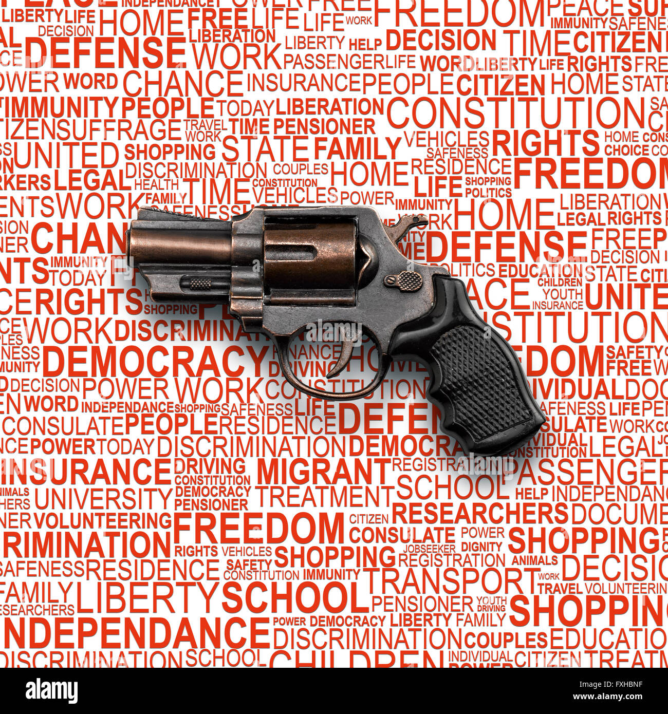 Pistolet Revolver, jouet pour enfants avec contexte wordcloud concept des droits de l'homme Banque D'Images