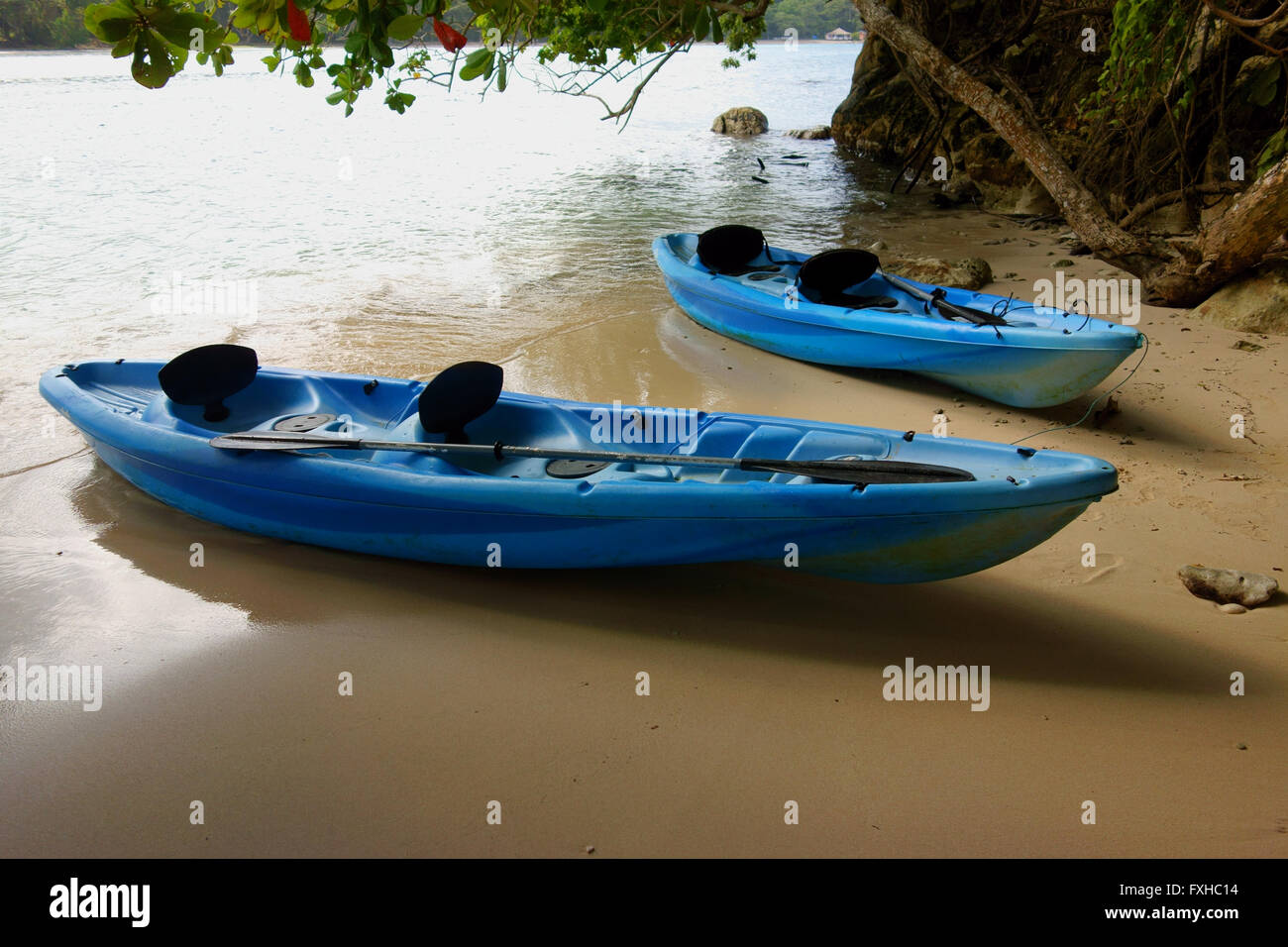Deux canoës sur la plage en Jamaïque. Banque D'Images