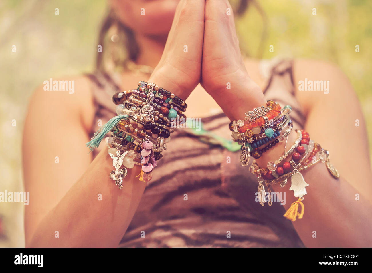 La yogini mains faisant namaste mudra avec de nombreux bracelets Banque D'Images