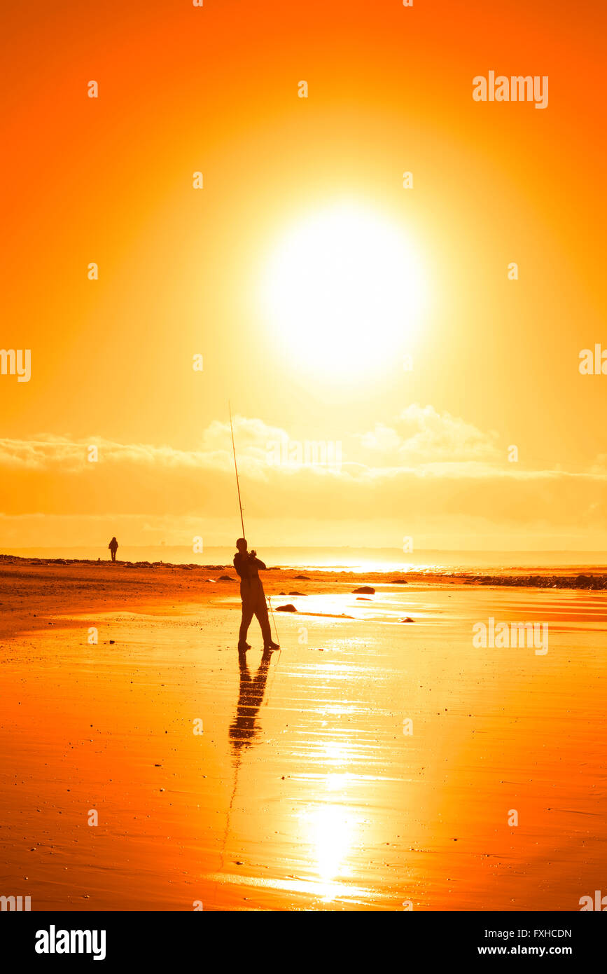 Pêche pêcheur solitaire sur la plage, dans le comté de Kerry Ballybunion Irlande Banque D'Images