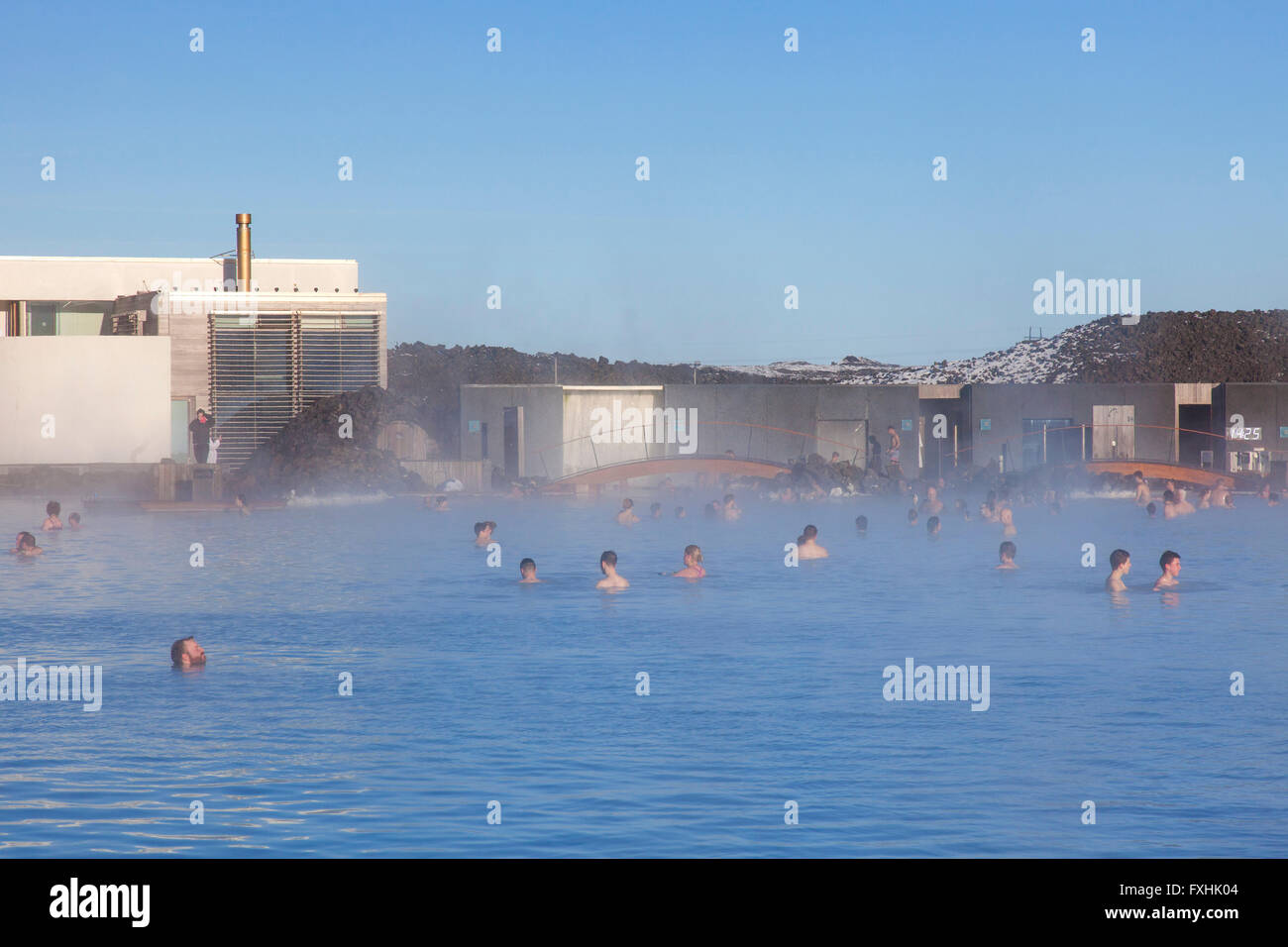 Les touristes la baignade dans le Lagon Bleu, riche en minéraux comme la silice et le soufre en hiver, Grindavík, Reykjanes Peninsula, Iceland Banque D'Images